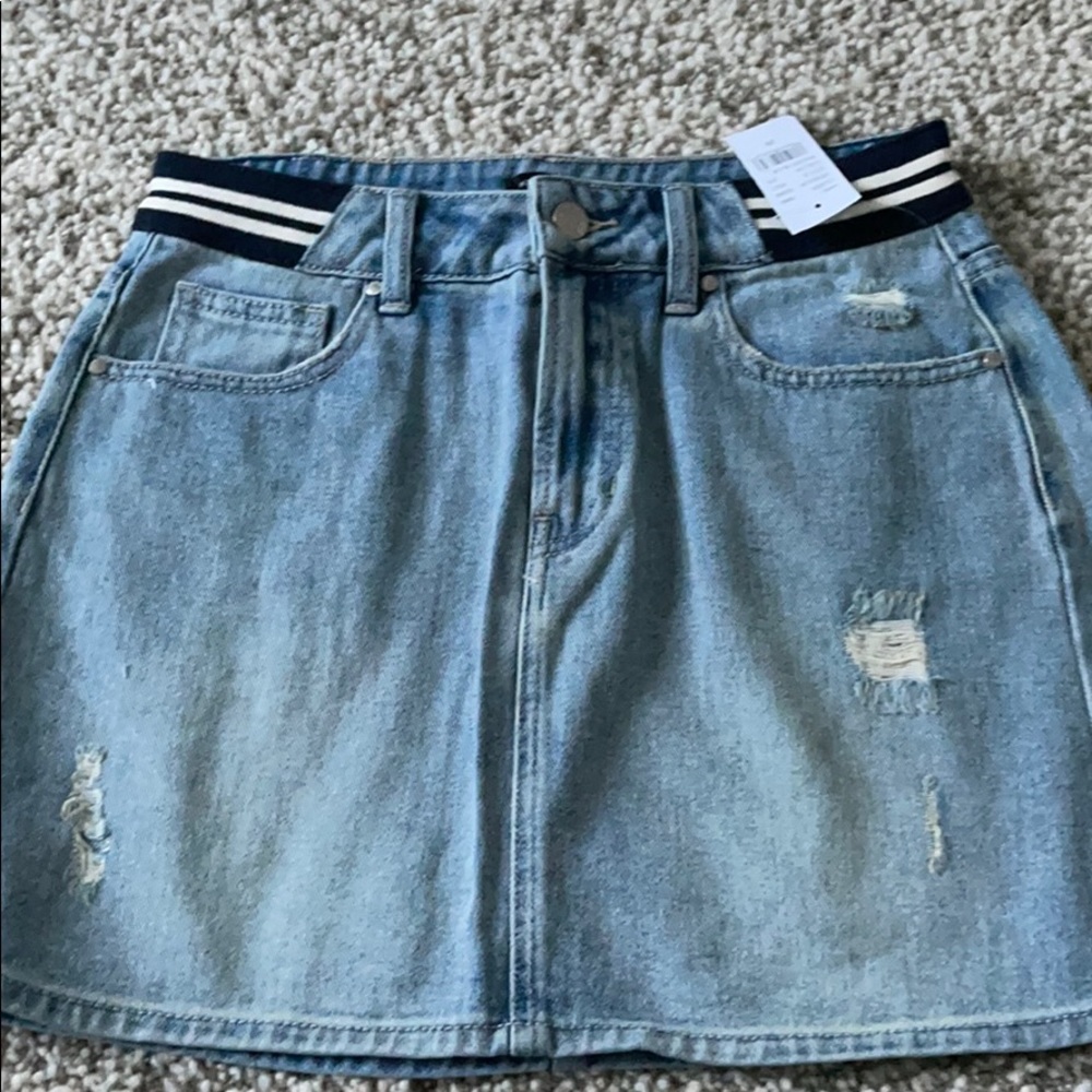 KENDALL AND KYLIE jean skirt with cute navy white